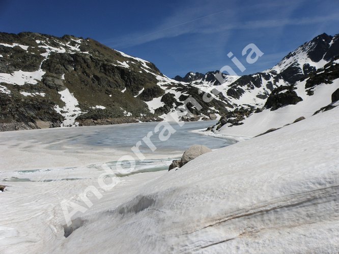 Les étangs gelés de Juclar (Andorre) le 15 mai 2012 : 